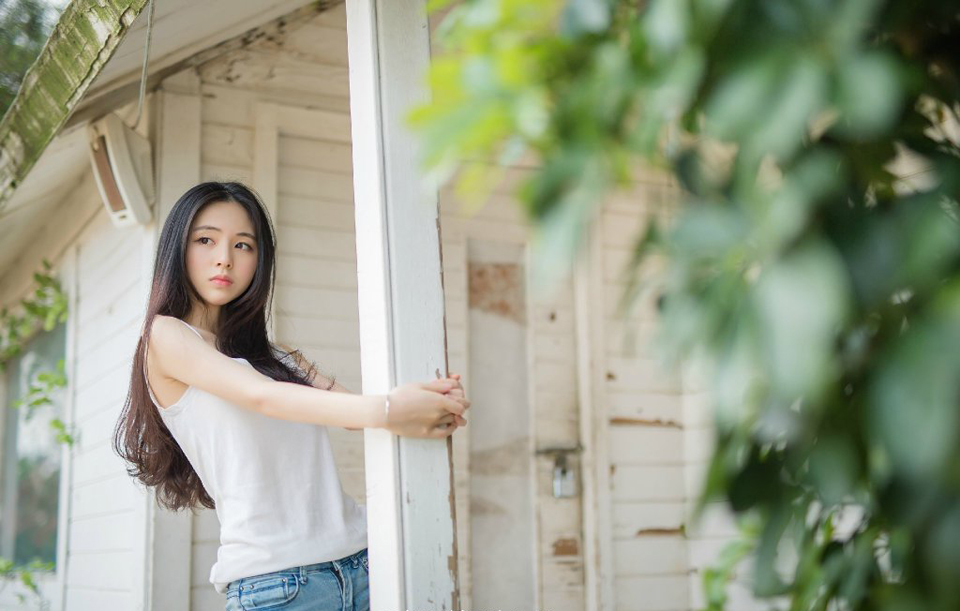 “诡计？”吕蒙翻了翻白眼，指了指周围道：“能有什么诡计？还是他们的人都在水底下埋伏着？这艘船吃水不深，里面就算有人，都不会超过十个，快去把船拖过来。”
